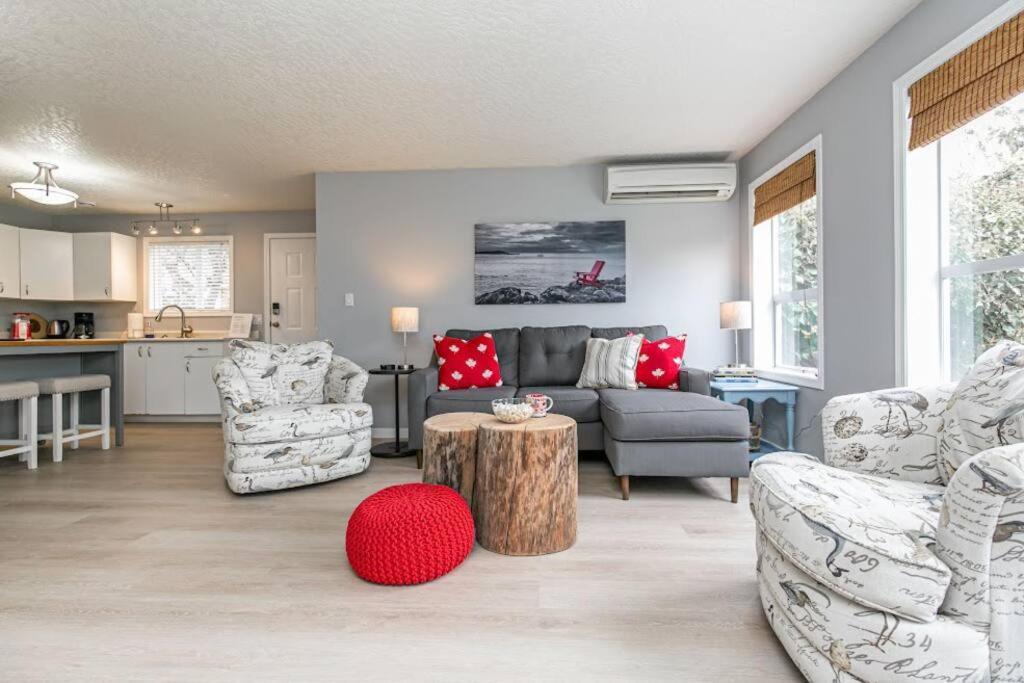 Lovely 2 Bedroom Suite Steps From The Beach Victoria Exteriör bild
