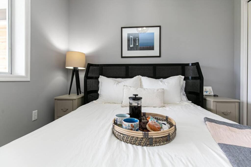 Lovely 2 Bedroom Suite Steps From The Beach Victoria Exteriör bild