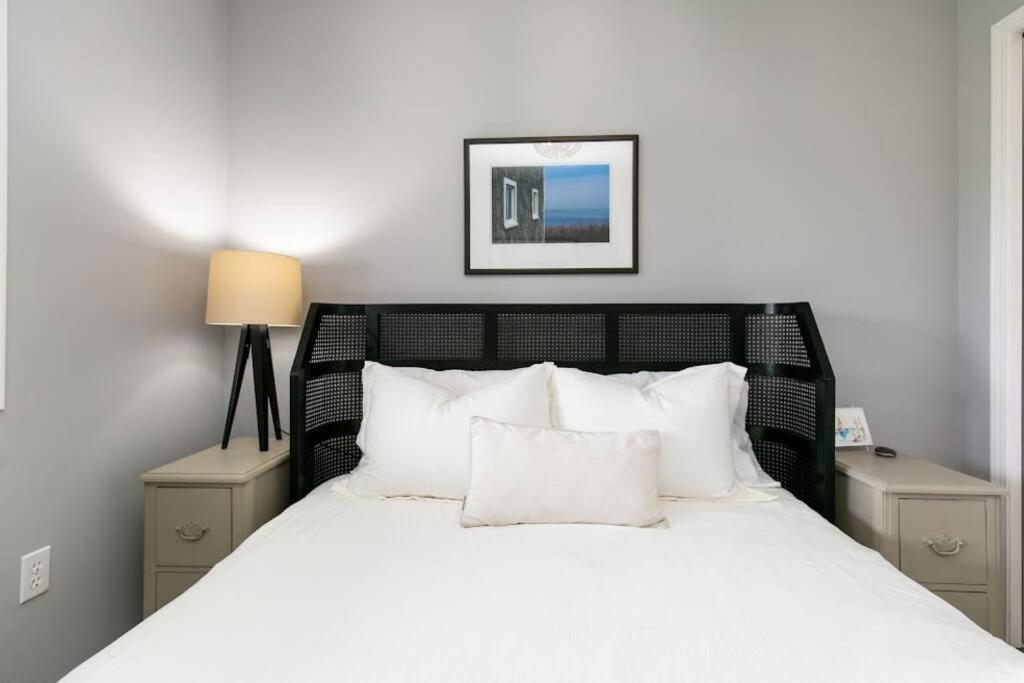 Lovely 2 Bedroom Suite Steps From The Beach Victoria Exteriör bild