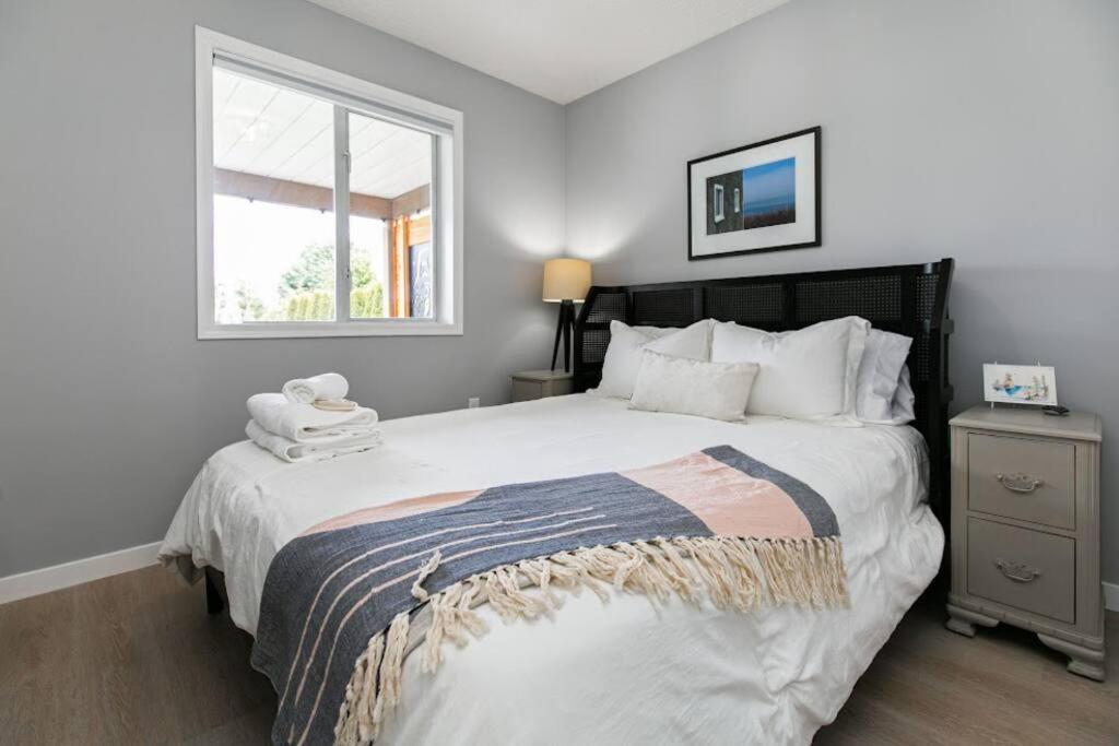 Lovely 2 Bedroom Suite Steps From The Beach Victoria Exteriör bild