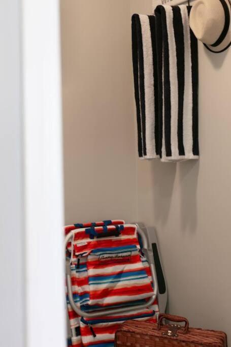 Lovely 2 Bedroom Suite Steps From The Beach Victoria Exteriör bild
