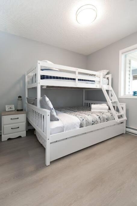 Lovely 2 Bedroom Suite Steps From The Beach Victoria Exteriör bild