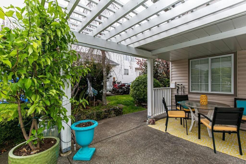 Lovely 2 Bedroom Suite Steps From The Beach Victoria Exteriör bild