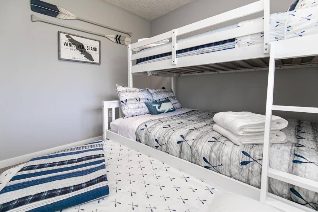 Lovely 2 Bedroom Suite Steps From The Beach Victoria Exteriör bild