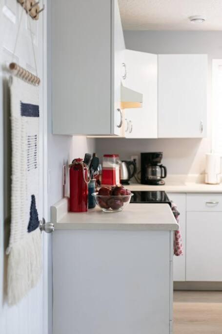 Lovely 2 Bedroom Suite Steps From The Beach Victoria Exteriör bild