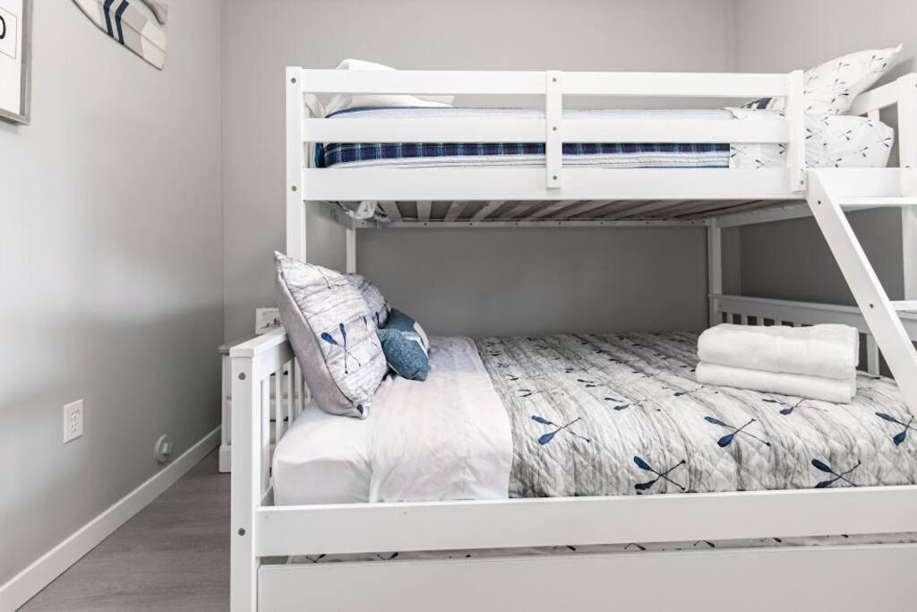 Lovely 2 Bedroom Suite Steps From The Beach Victoria Exteriör bild