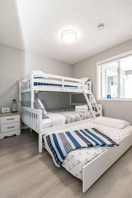 Lovely 2 Bedroom Suite Steps From The Beach Victoria Exteriör bild