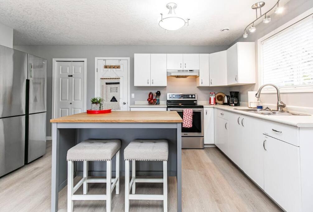Lovely 2 Bedroom Suite Steps From The Beach Victoria Exteriör bild