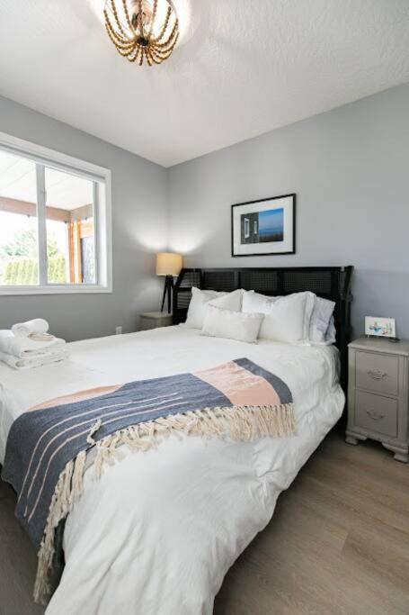 Lovely 2 Bedroom Suite Steps From The Beach Victoria Exteriör bild