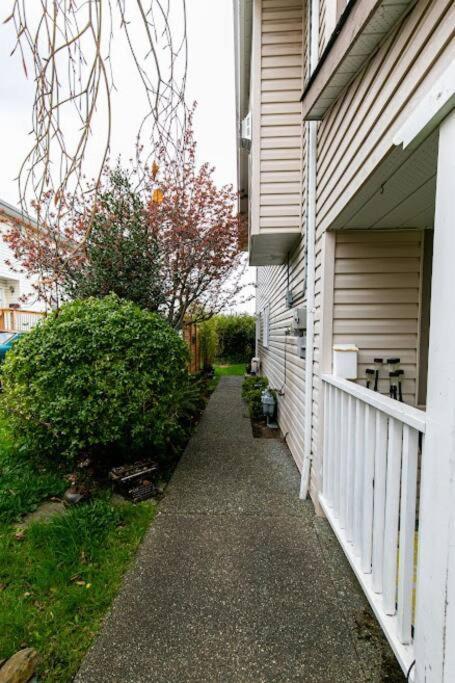 Lovely 2 Bedroom Suite Steps From The Beach Victoria Exteriör bild