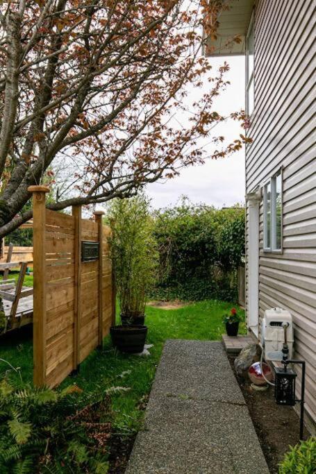 Lovely 2 Bedroom Suite Steps From The Beach Victoria Exteriör bild