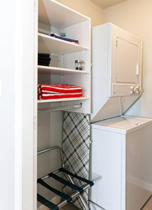 Lovely 2 Bedroom Suite Steps From The Beach Victoria Exteriör bild