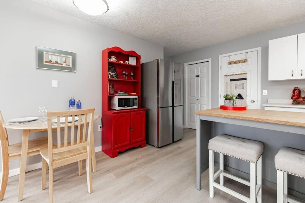 Lovely 2 Bedroom Suite Steps From The Beach Victoria Exteriör bild