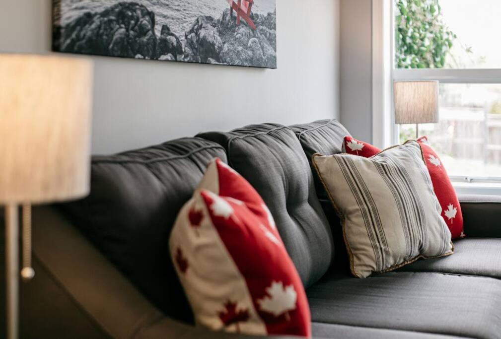 Lovely 2 Bedroom Suite Steps From The Beach Victoria Exteriör bild