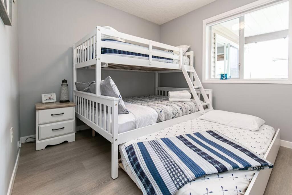 Lovely 2 Bedroom Suite Steps From The Beach Victoria Exteriör bild