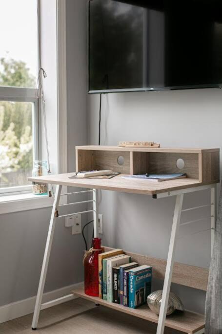 Lovely 2 Bedroom Suite Steps From The Beach Victoria Exteriör bild