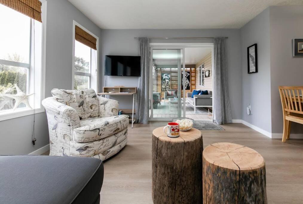 Lovely 2 Bedroom Suite Steps From The Beach Victoria Exteriör bild