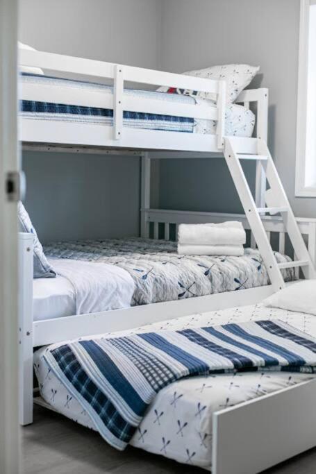 Lovely 2 Bedroom Suite Steps From The Beach Victoria Exteriör bild