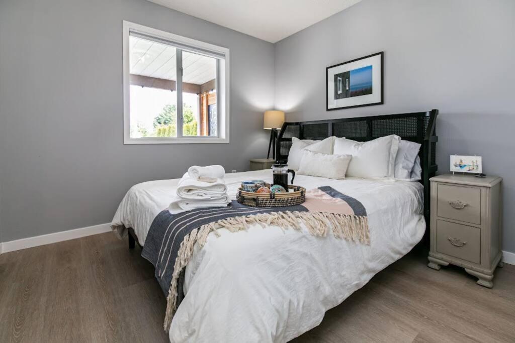 Lovely 2 Bedroom Suite Steps From The Beach Victoria Exteriör bild